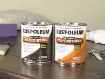 Dvě plechovky laků na dřevo značky Rust-Oleum s popisem složení.