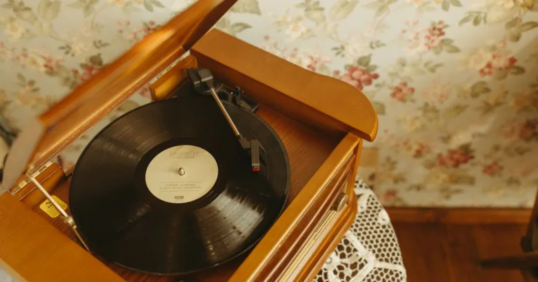 Starý gramofon s vinylem, který potřebuje výměnu jehly.